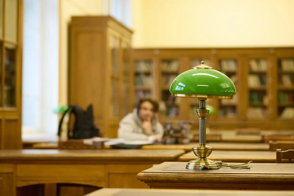 Sala studio con lampada verde