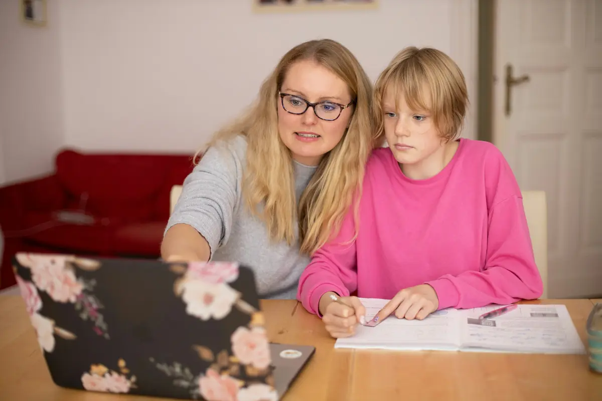 Tutor e studentessa al tavolo