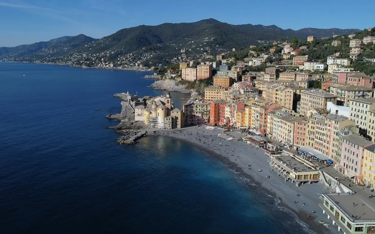 Il golfo con la spiaggia e le case sul lungomare visti dall'alto