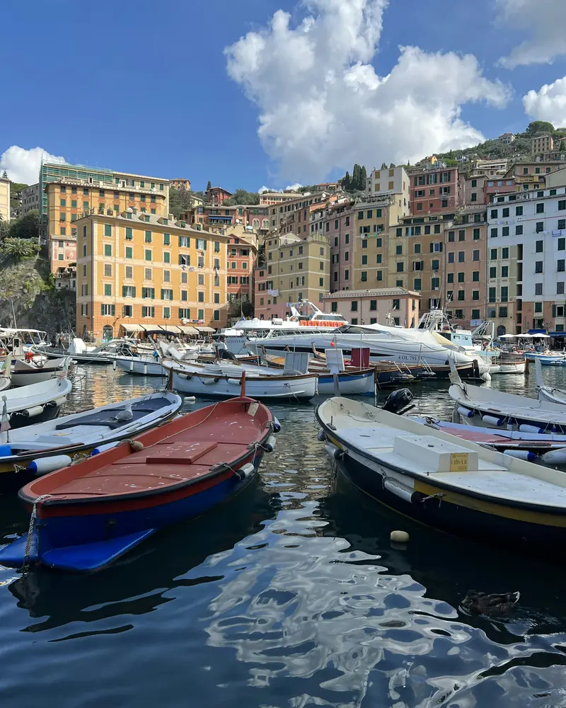 Barche ormeggiate nel porticciolo davanti alle case