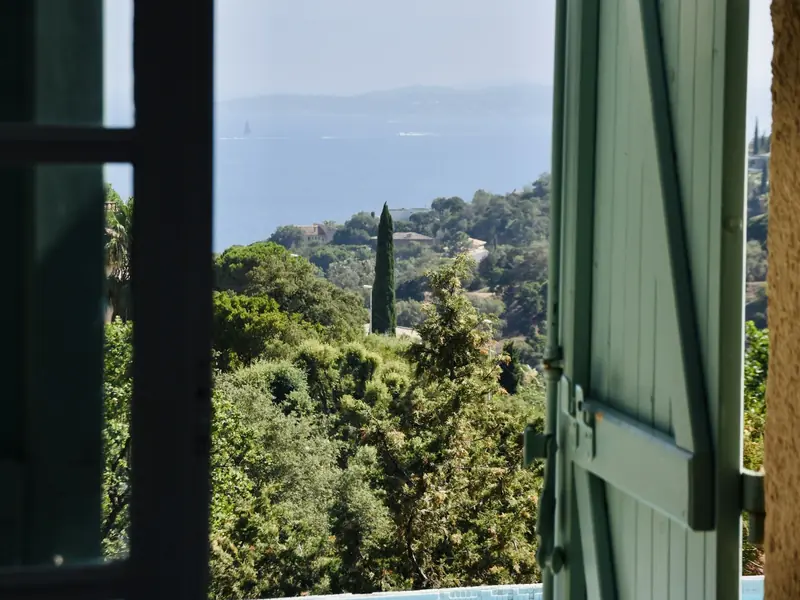 Porta finestra aperta sulla piscina e sul mare