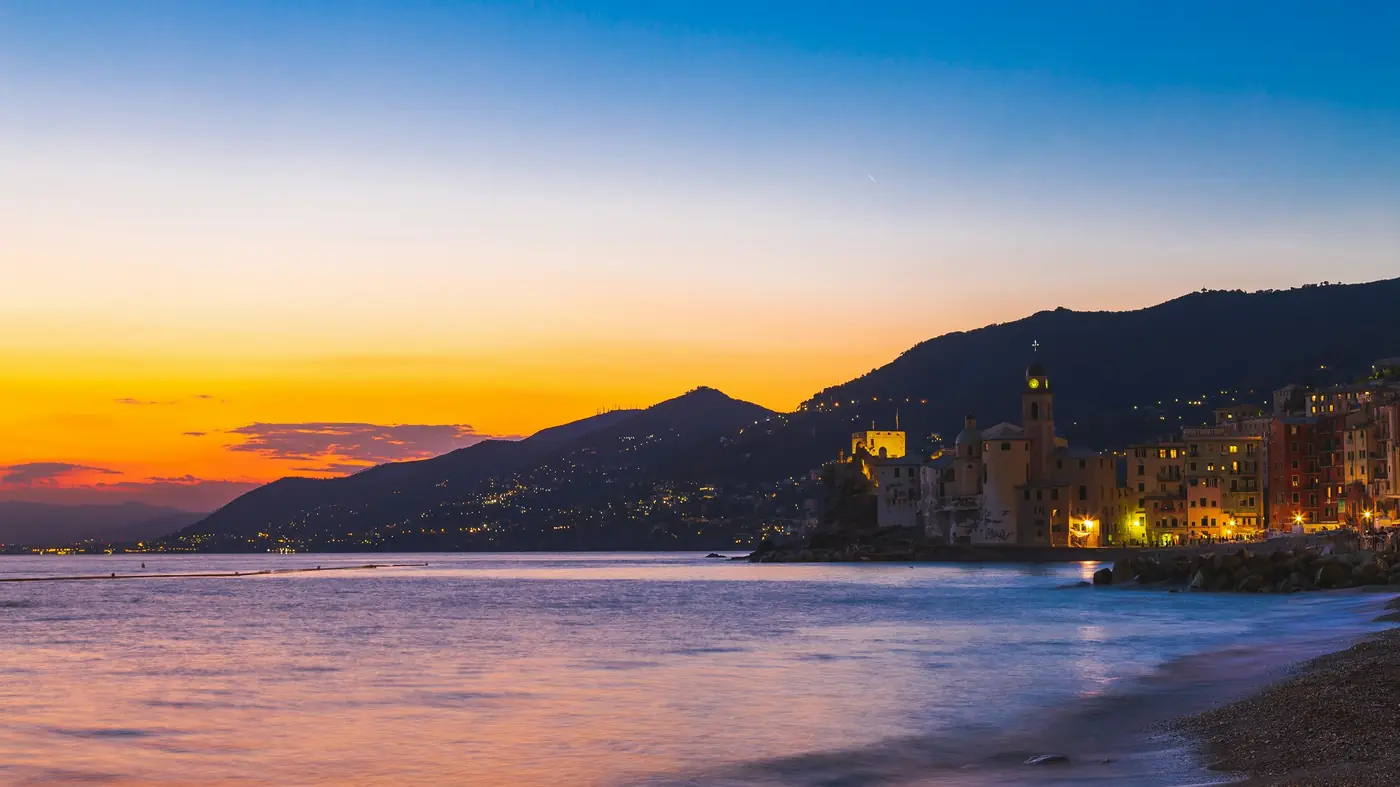 Il paese sul mare al tramonto con le luci accese
