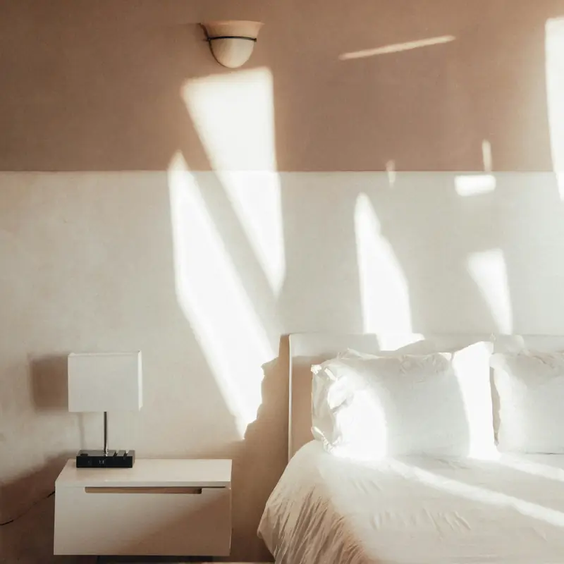 Camera da letto nella luce del mattino