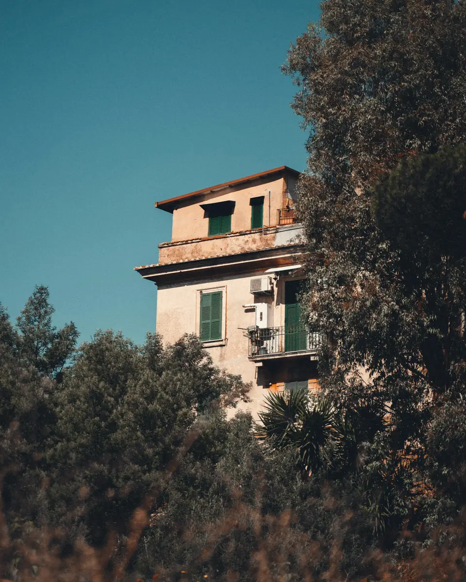 Villa tra gli alberi in collina