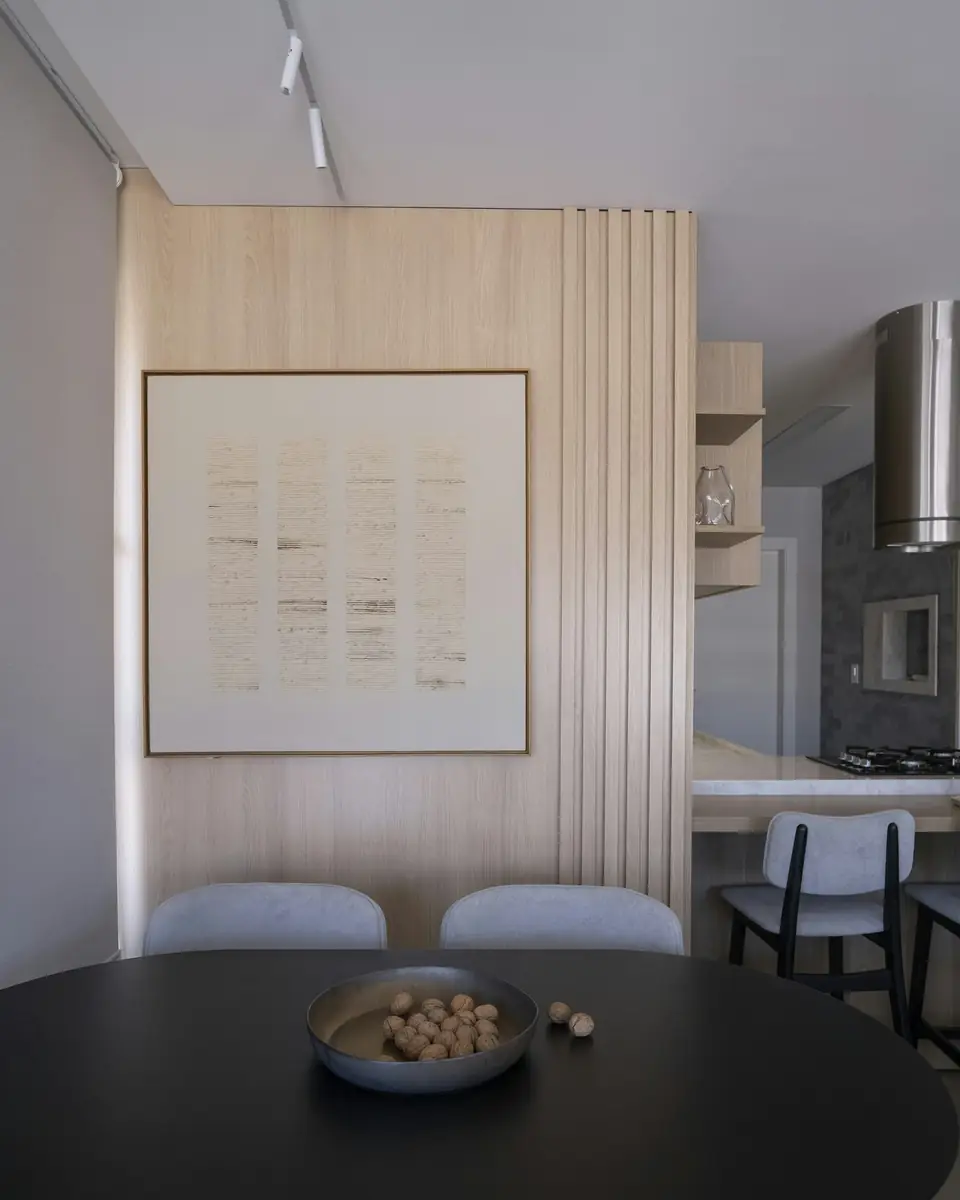 Zona pranzo con tavolo scuro e un quadro