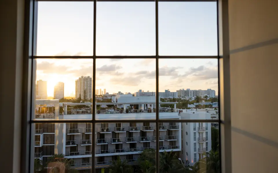 Vista sui tetti della città da una grande finestra