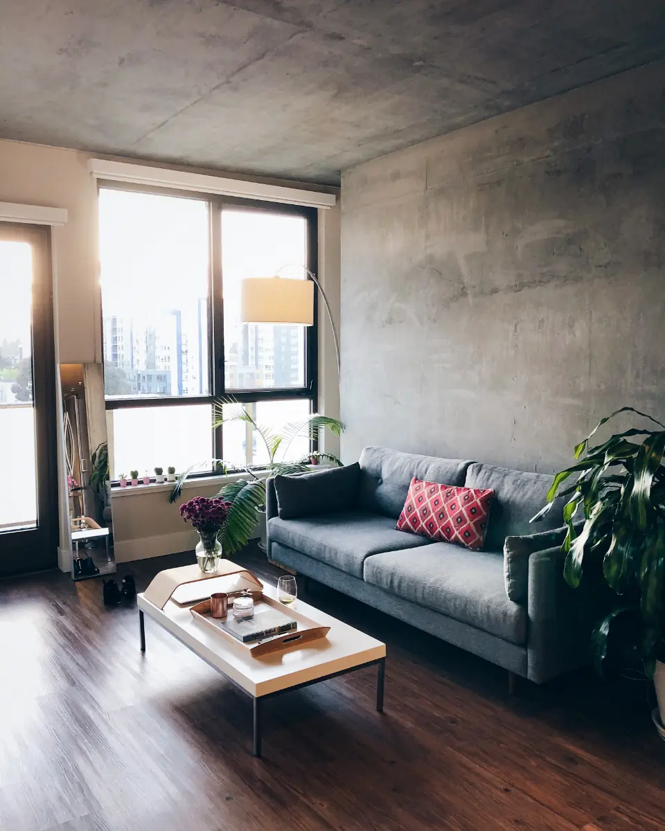 Loft con soffitto in cemento e grandi finestre
