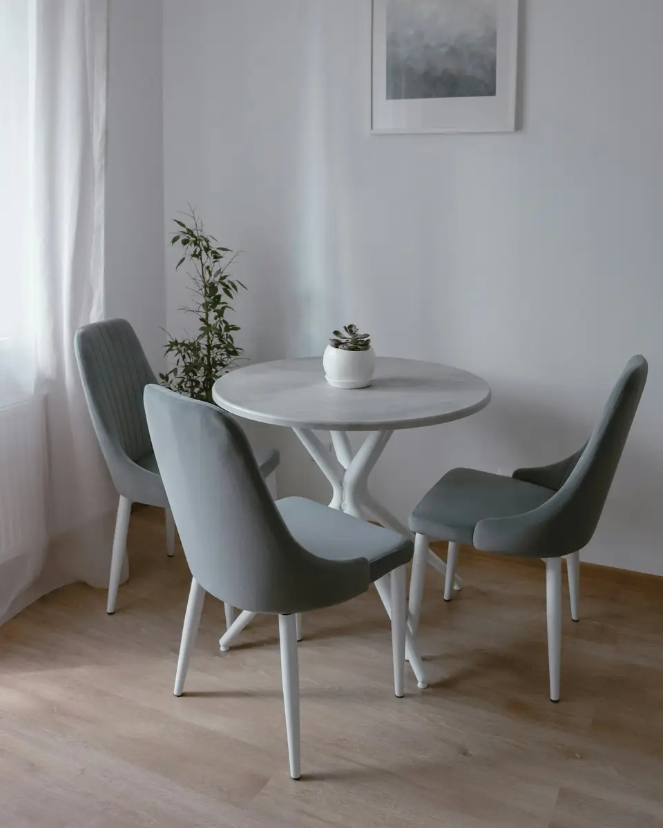 Angolo pranzo luminoso con tavolo rotondo