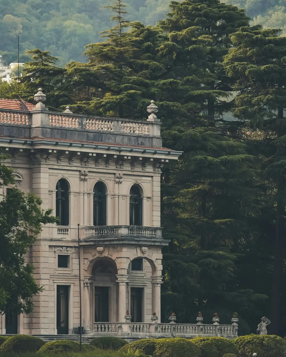 Facciata di villa storica tra gli alberi sul lago