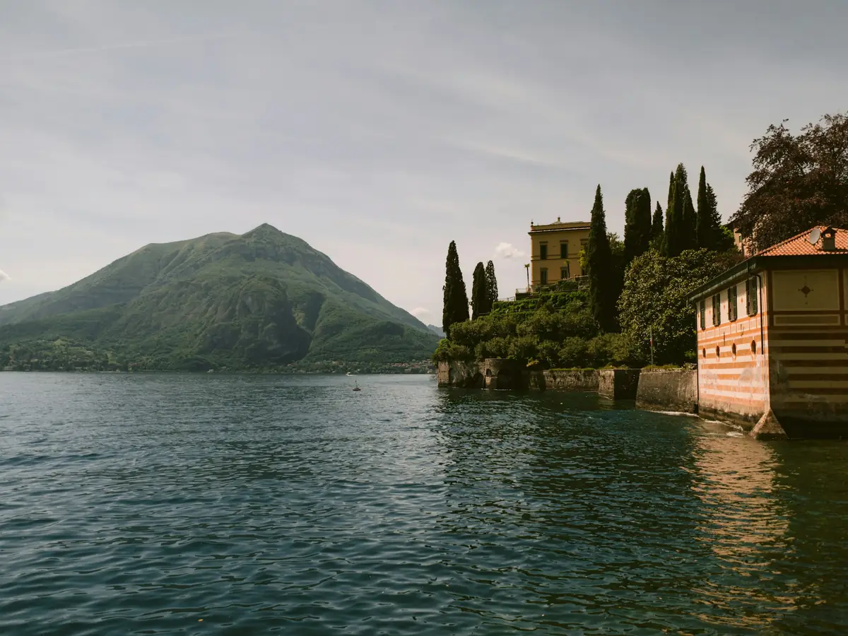 Darsena privata e villa tra i cipressi sulla riva
