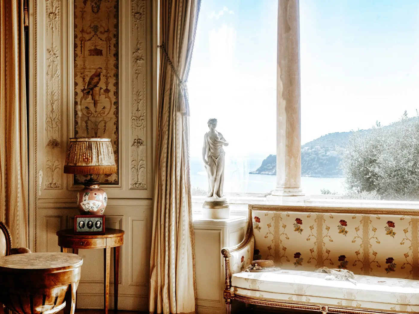 Salotto d'epoca con statua e vista sul lago