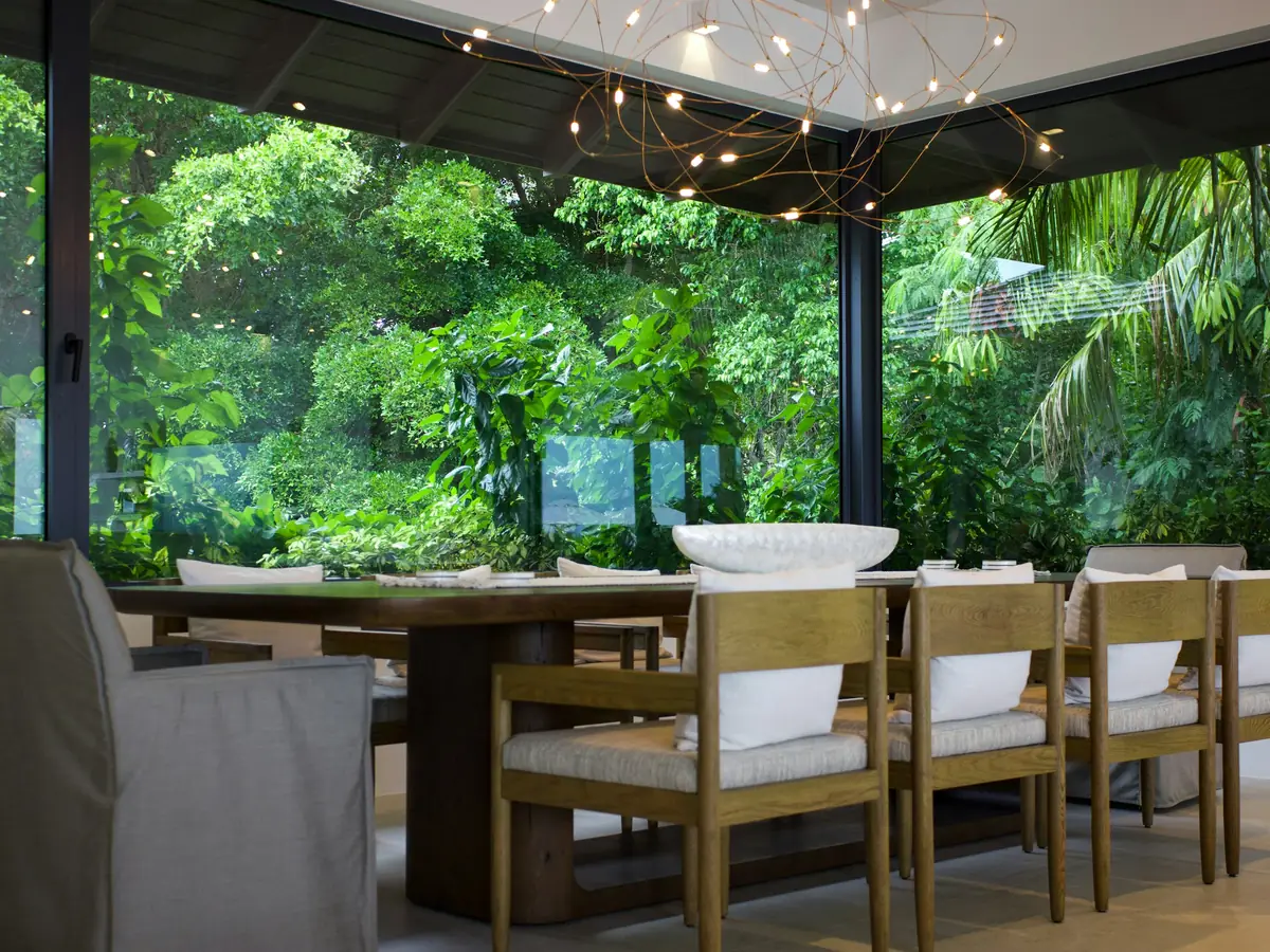Sala da pranzo con vetrate aperte sul giardino
