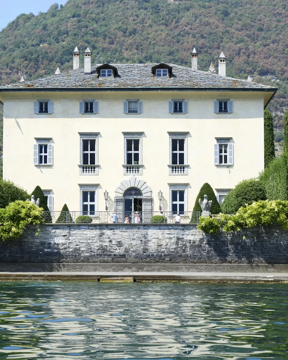 Villa bianca a tre piani affacciata sul lago