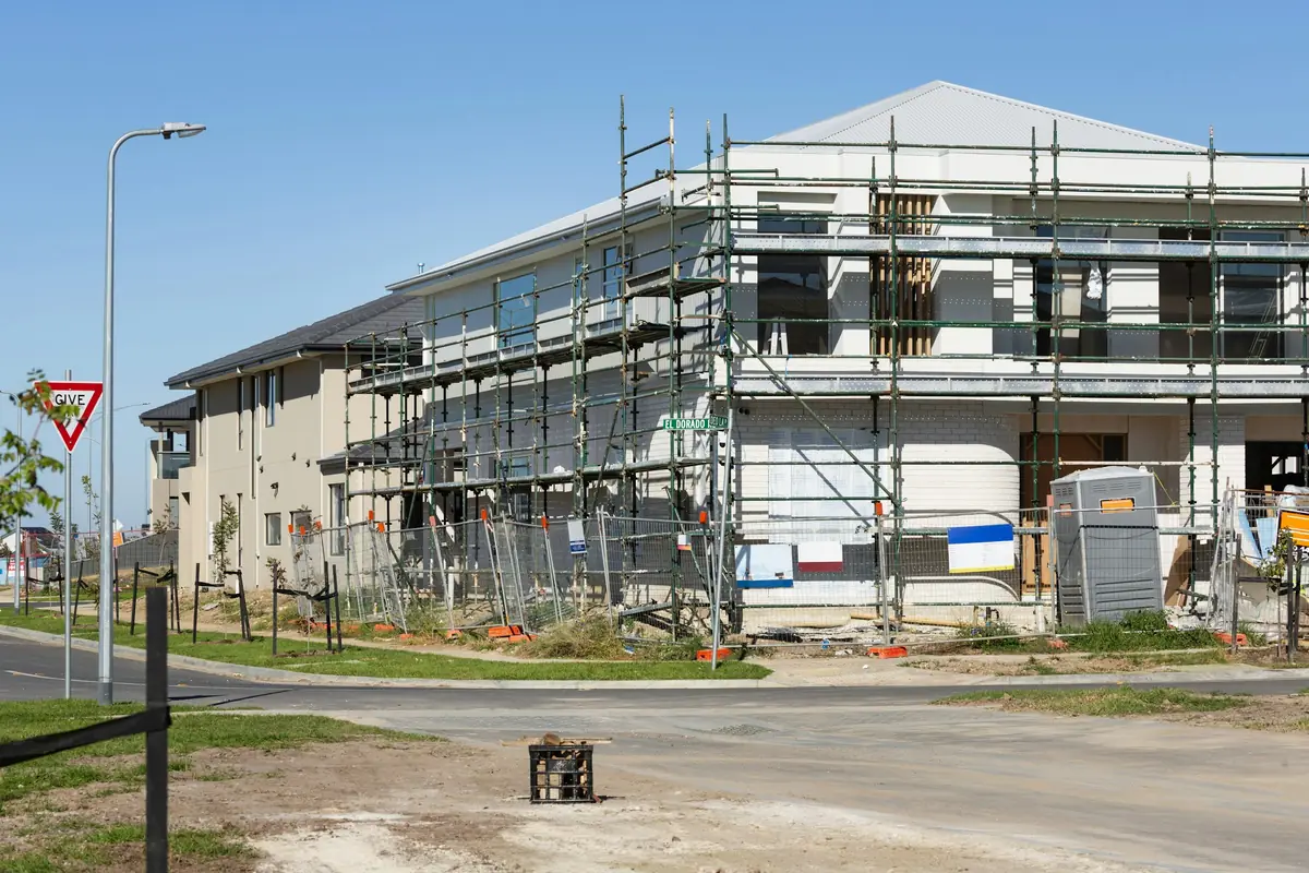 Palazzina in costruzione con i ponteggi e il cielo sereno