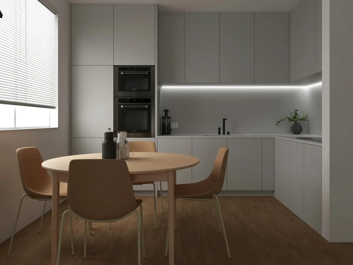 Cucina chiara con tavolo rotondo e sedie in legno