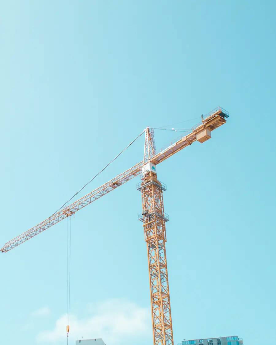 Gru da cantiere contro il cielo azzurro