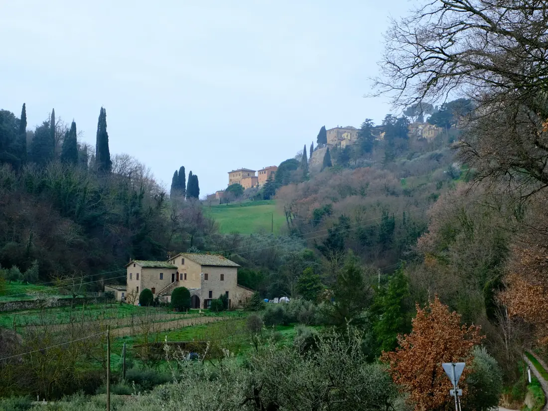 Vallata con un casale tra ulivi e boschi