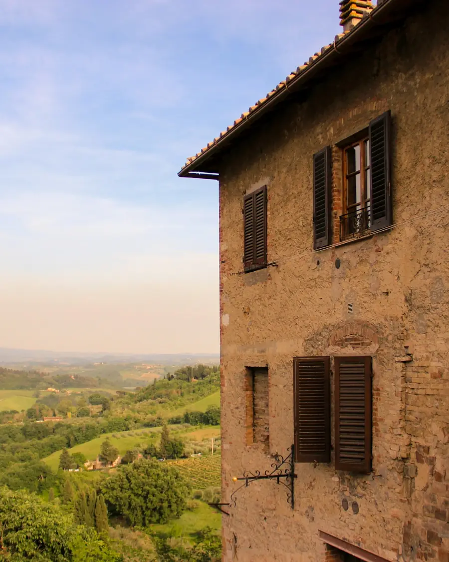 Casa con persiane affacciata su una valle verde
