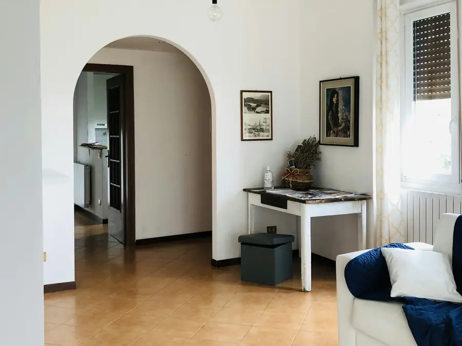 Soggiorno con arco e pavimento in cotto