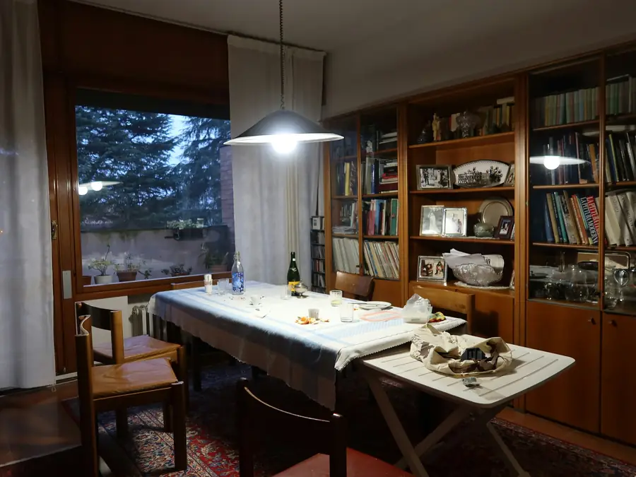 Sala da pranzo con libreria in un appartamento del centro