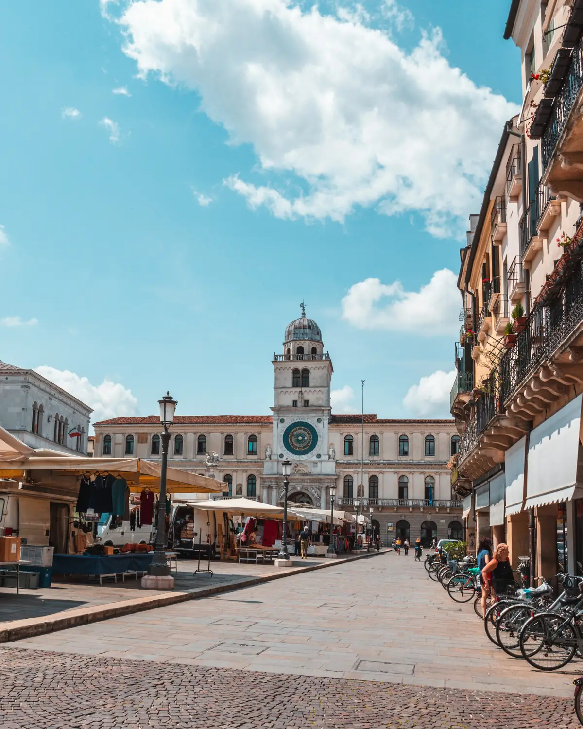 Piazza dei Signori a Padova con la torre dell'orologio