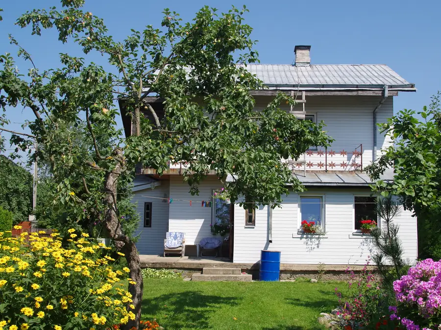 Giardino con ombrelloni e alberi di una villetta