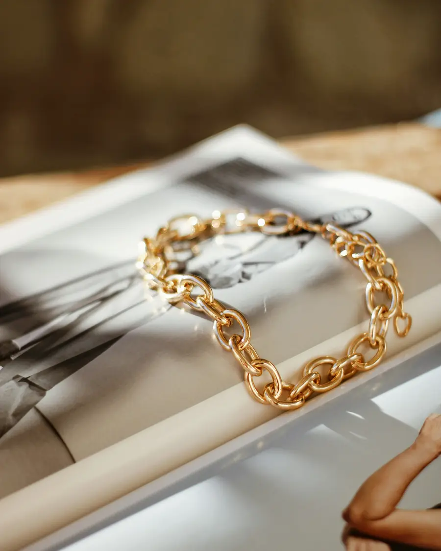 Bracciale a catena in oro su una rivista