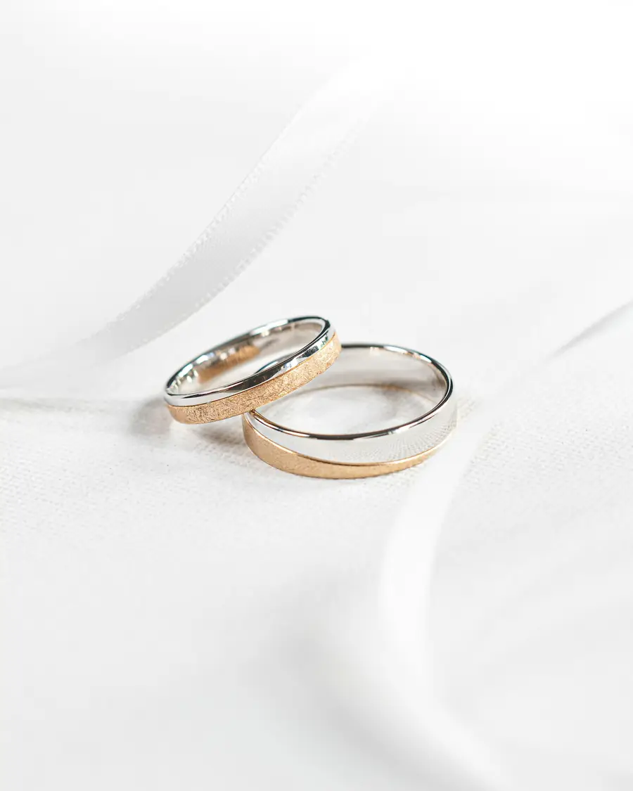 Due fedi nuziali in oro bianco e rosa