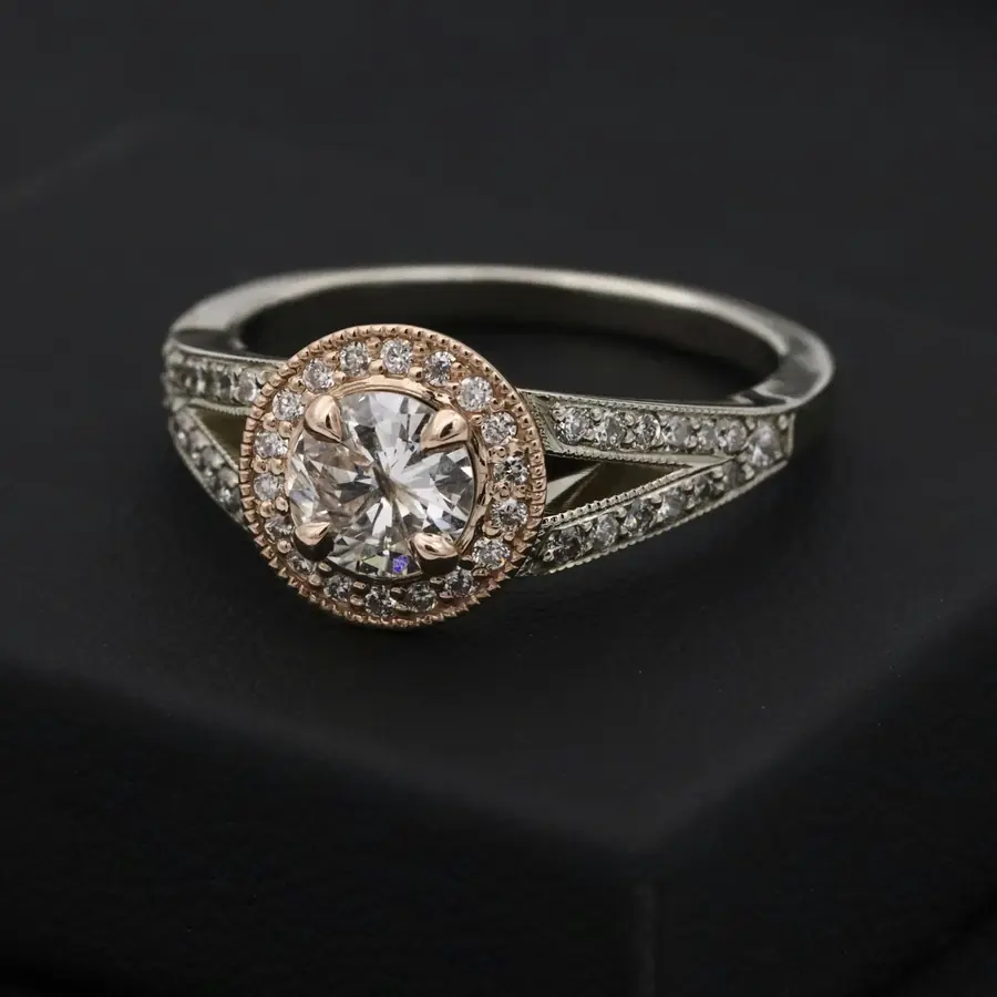 Anello solitario con diamante su velluto nero