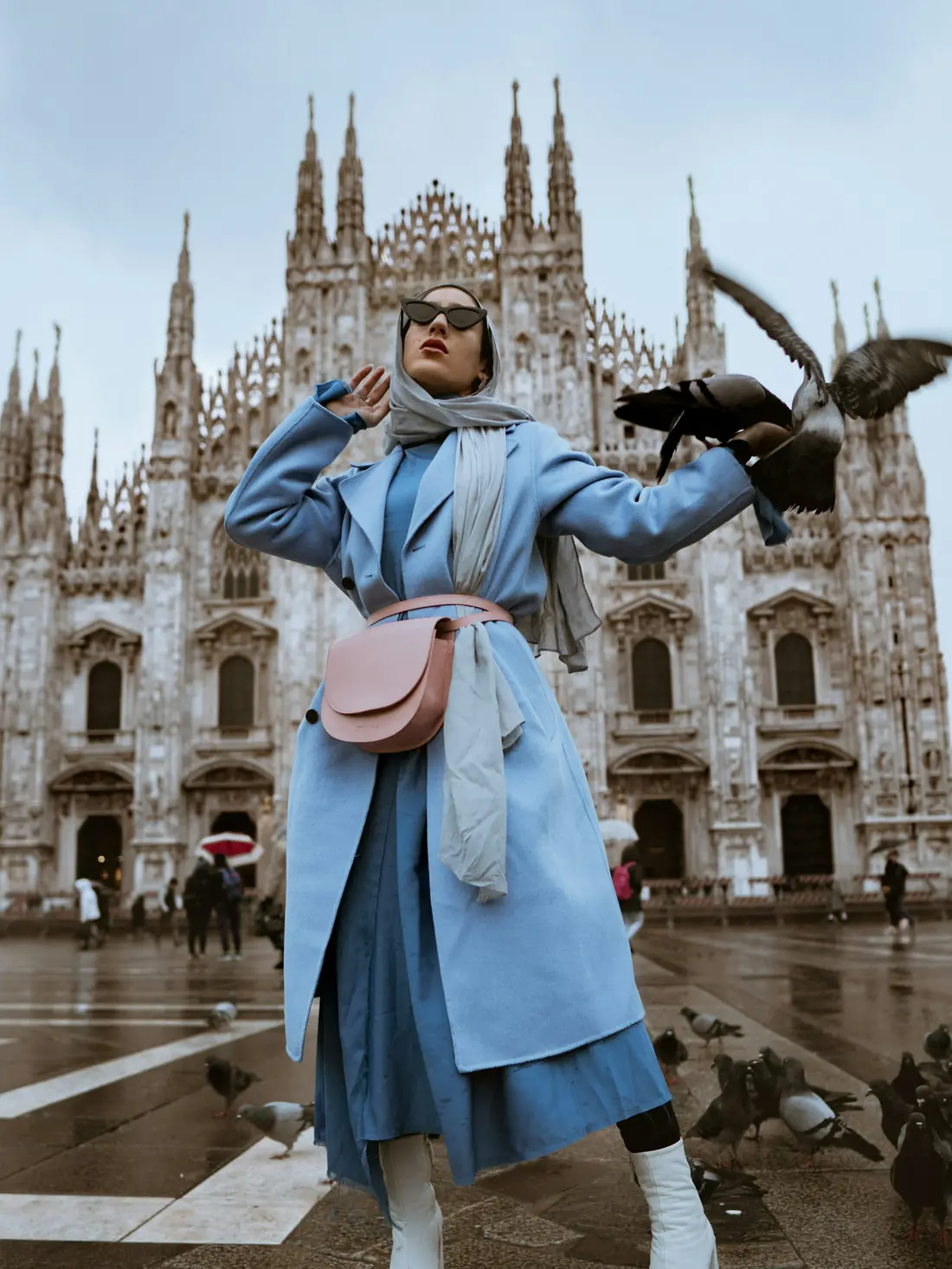 Cappotto azzurro davanti al Duomo di Milano