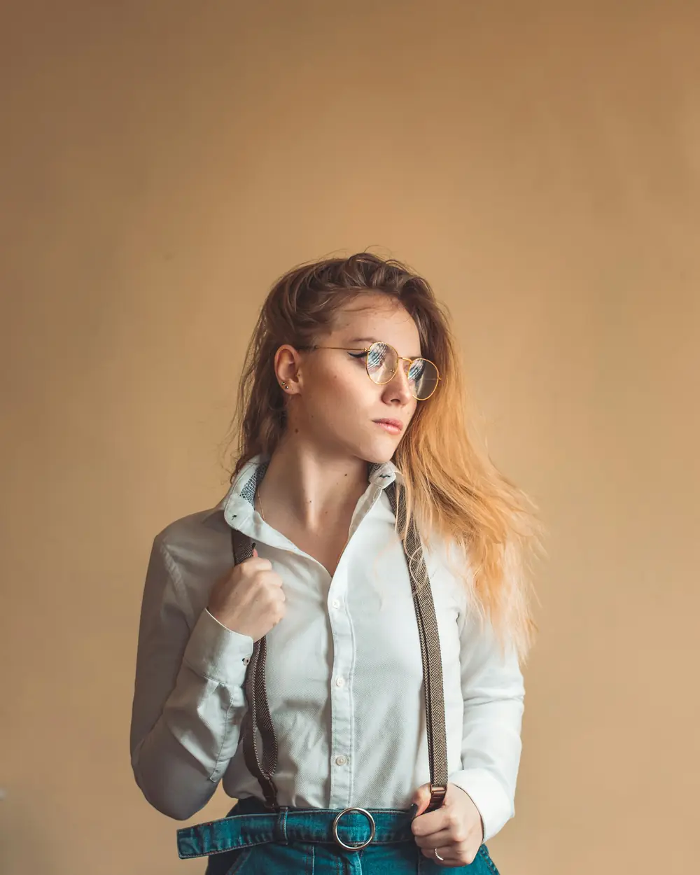 Camicia bianca con bretelle e jeans