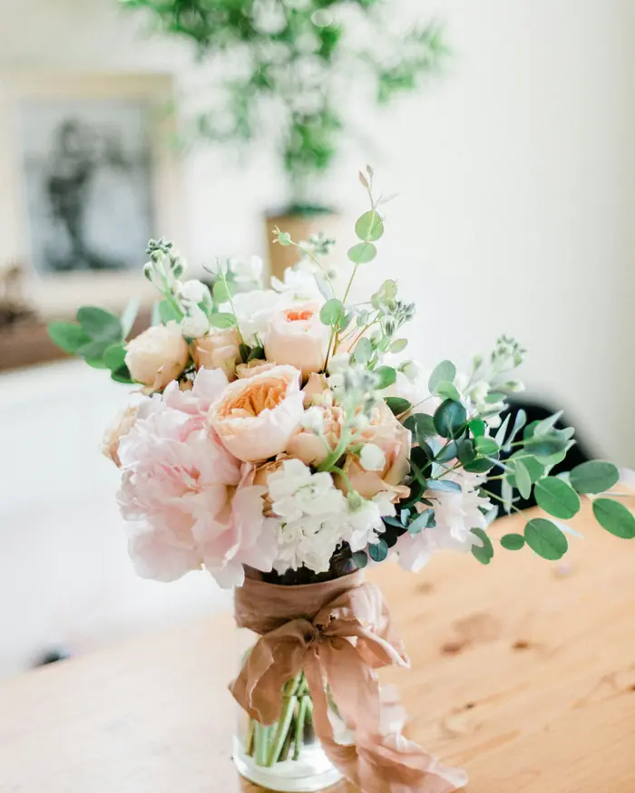 Peonie e rose chiare con nastro di raso