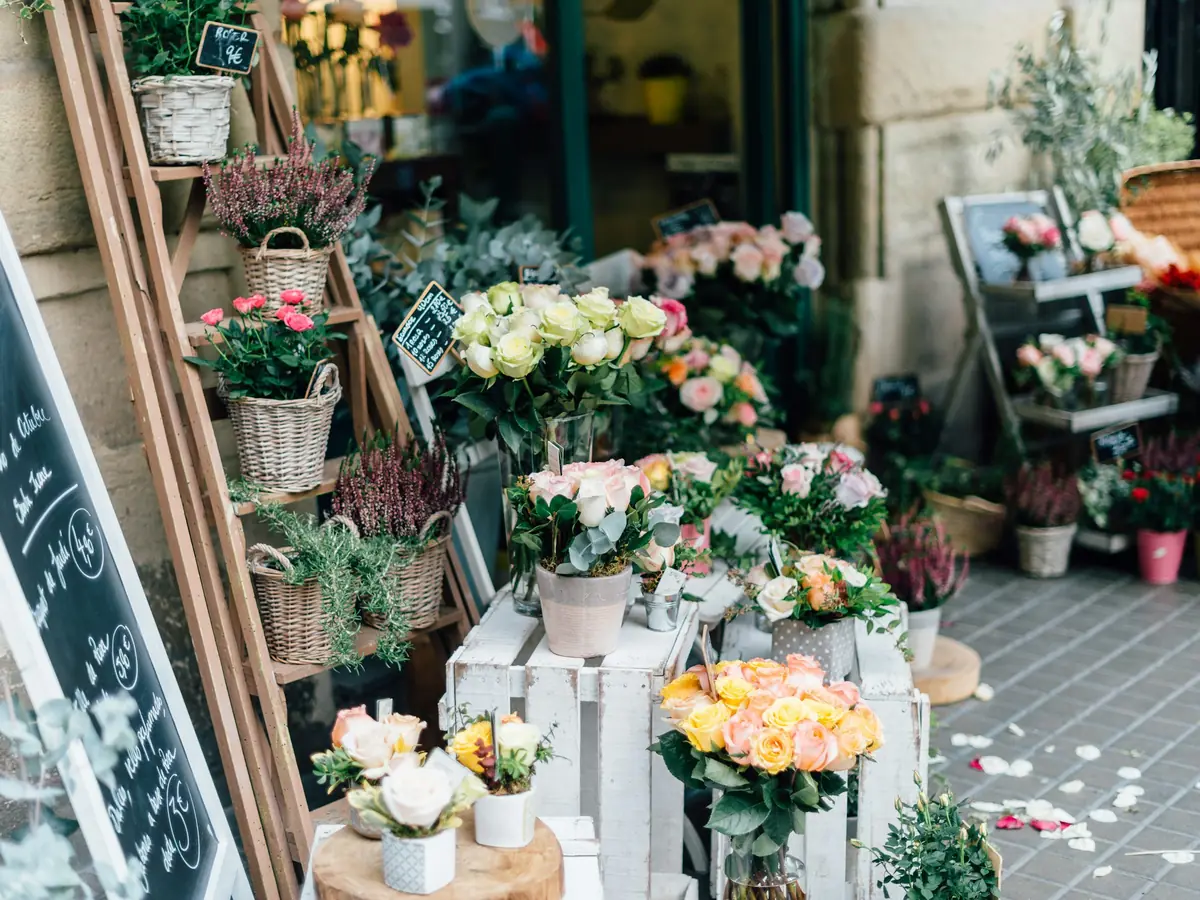 Secchi di fiori davanti al negozio