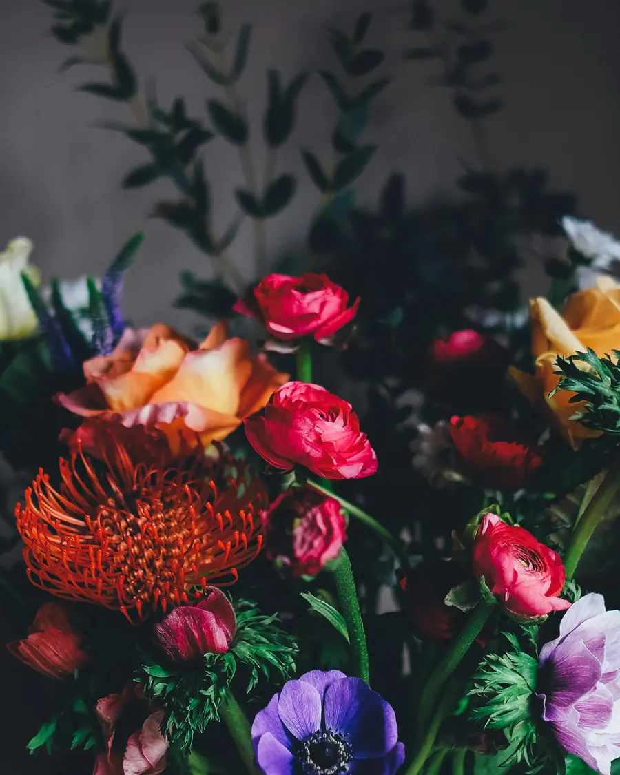 Composizione di ranuncoli, anemoni e rose rosse