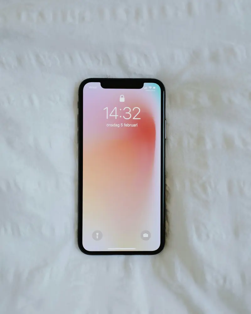 Smartphone appoggiato su un tessuto bianco
