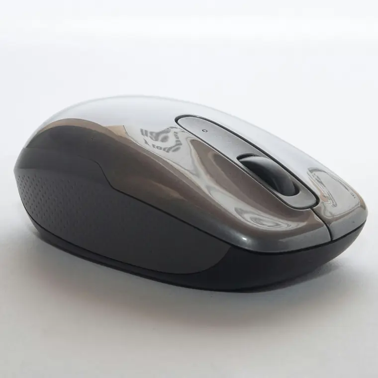 Mouse senza fili grigio su fondo chiaro