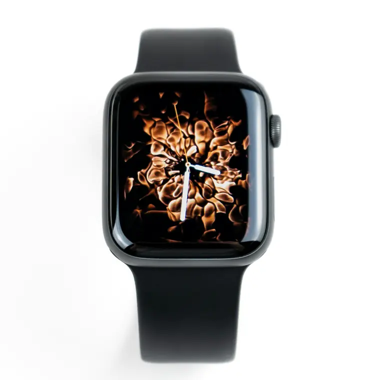 Smartwatch nero su fondo bianco
