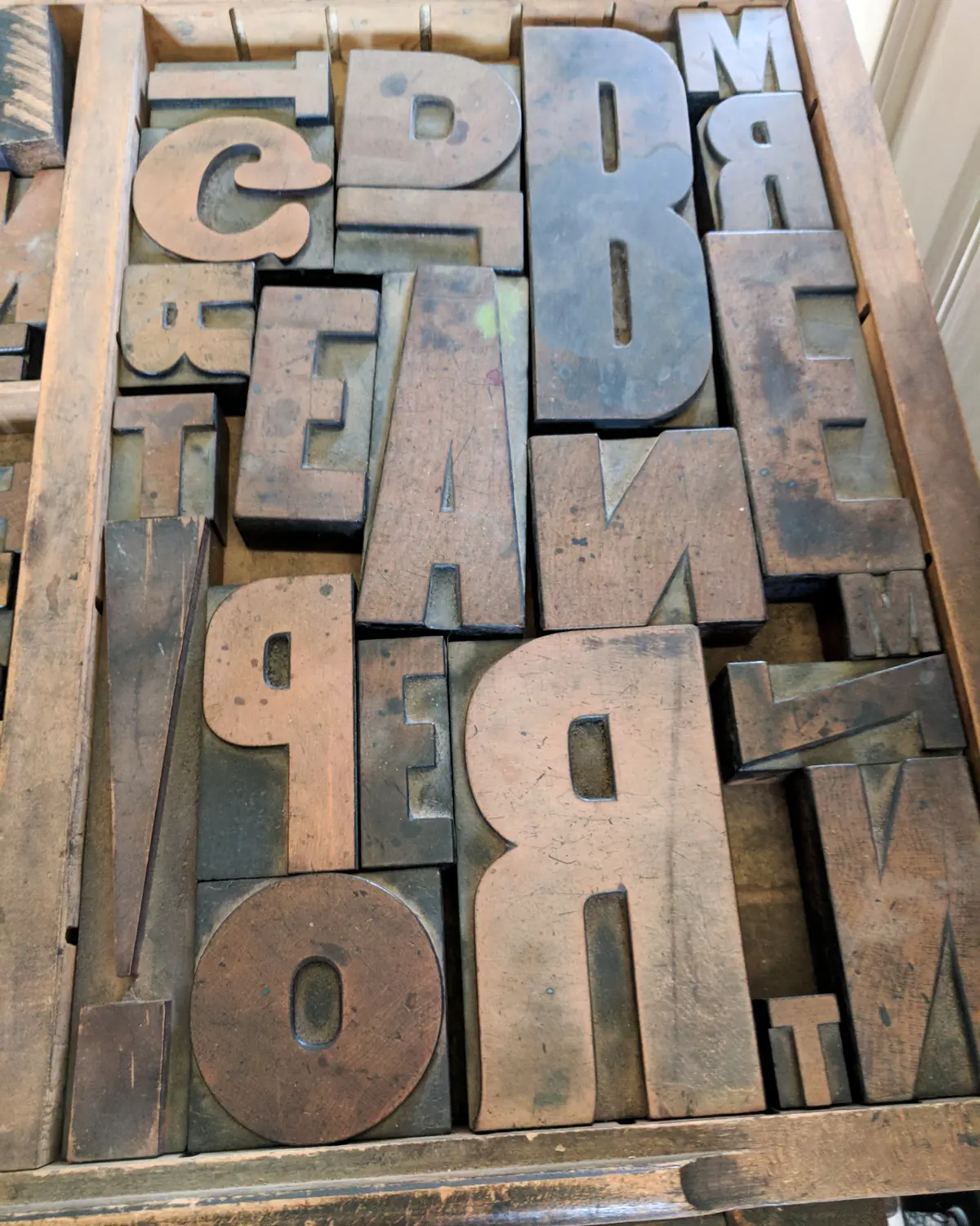 Caratteri tipografici in legno dentro una cassettiera