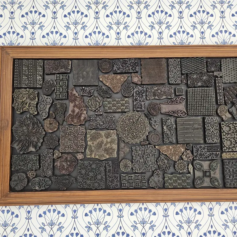 Timbri in legno intagliati raccolti in una cornice