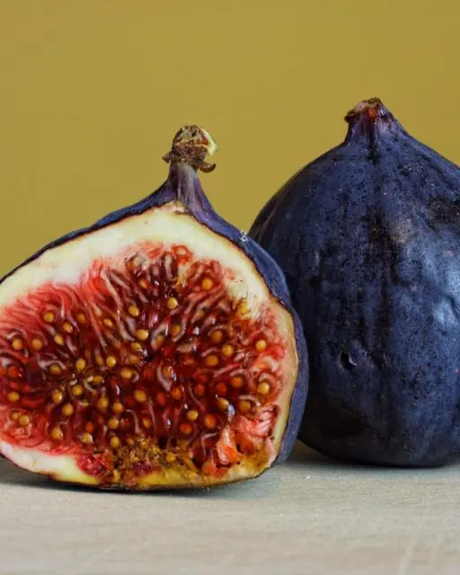 Fichi neri, uno aperto a metà