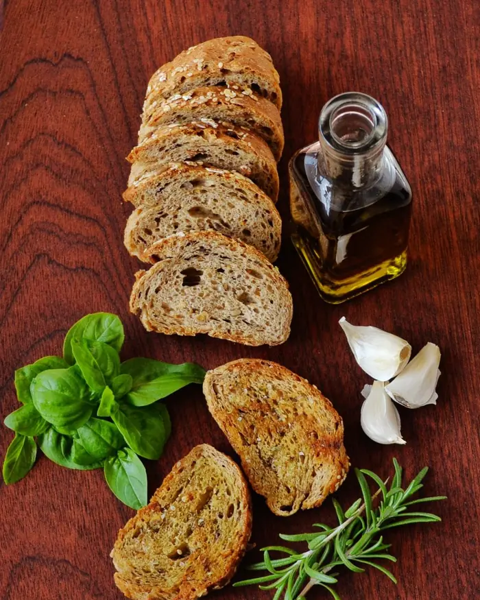 Olio extravergine con pane tostato, aglio e basilico