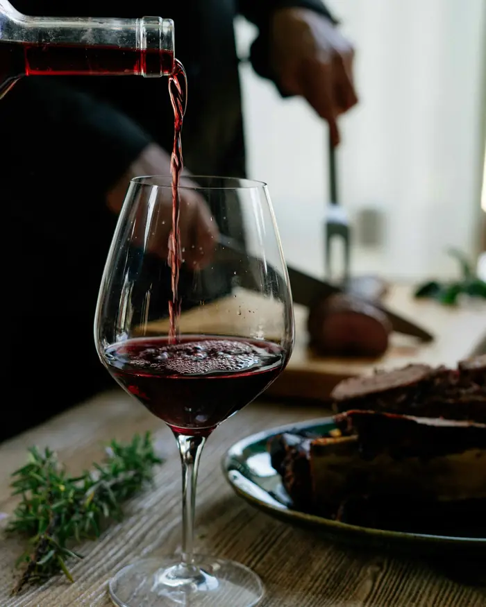 Vino rosso versato nel bicchiere