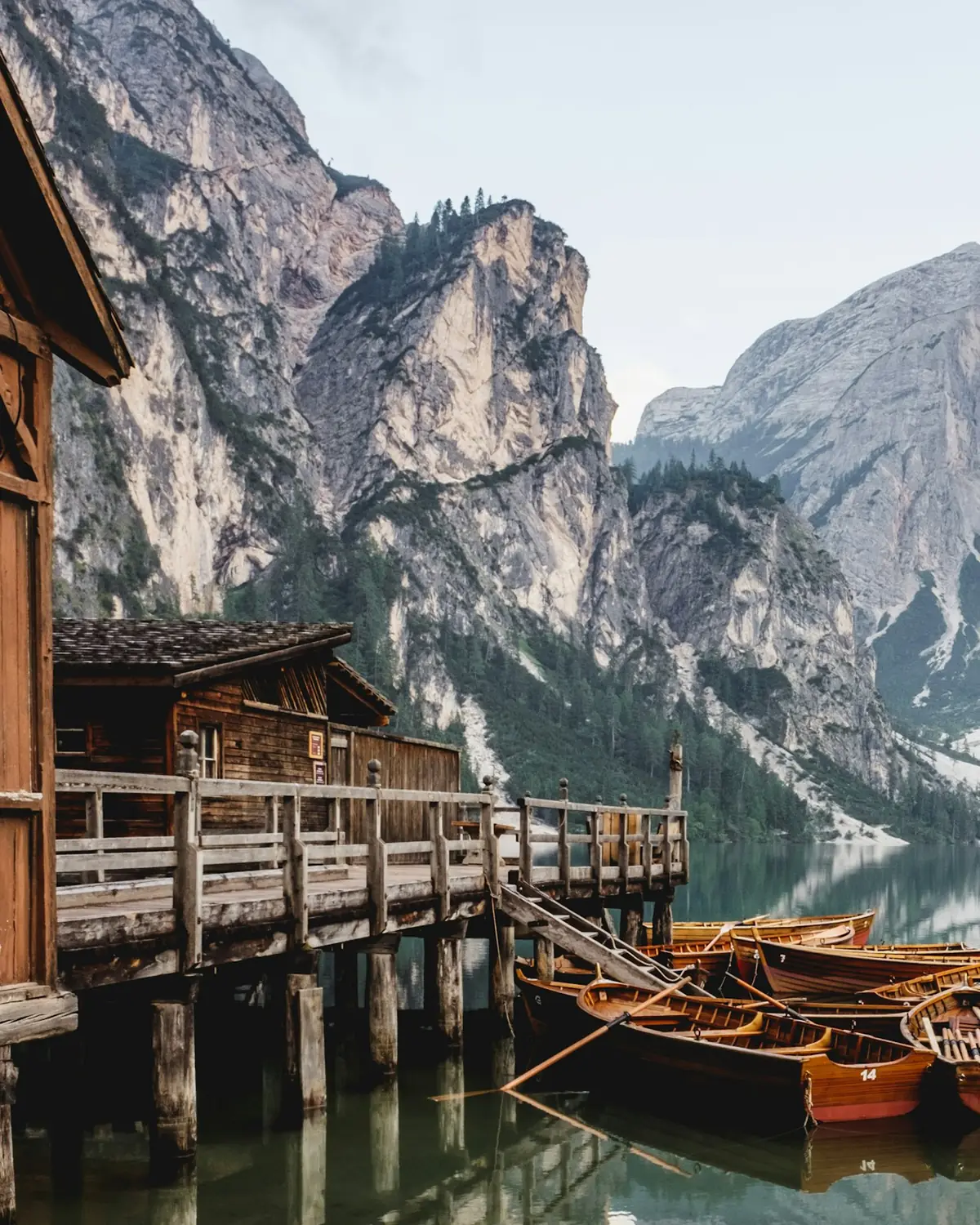 Barche a remi davanti alla casetta di legno sul lago di Braies