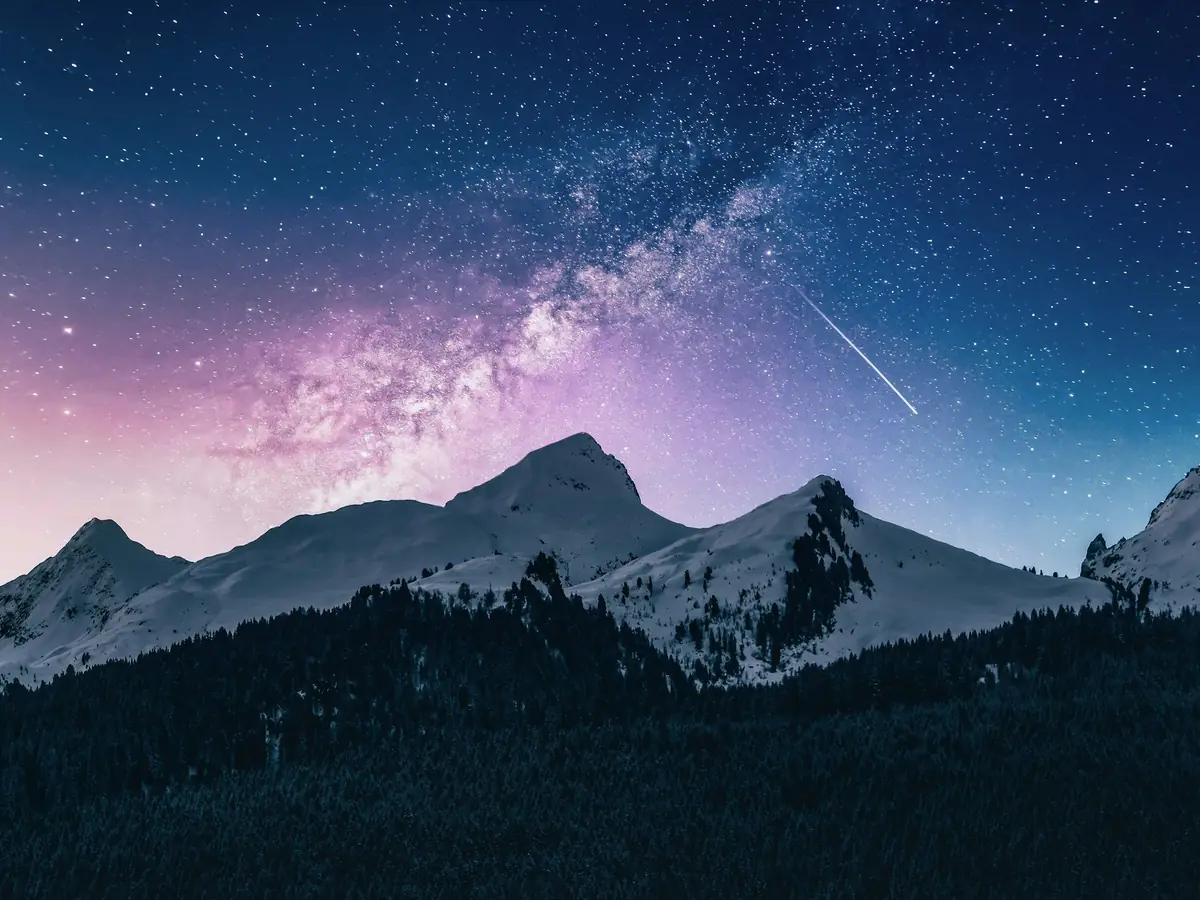 Via Lattea sopra le montagne innevate