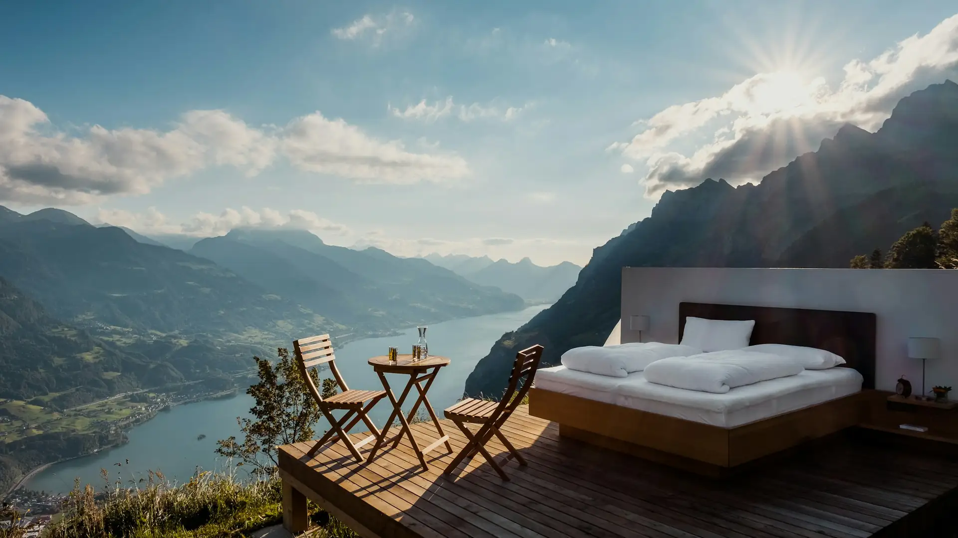 Letto su una terrazza di legno affacciata sul lago e sulle montagne