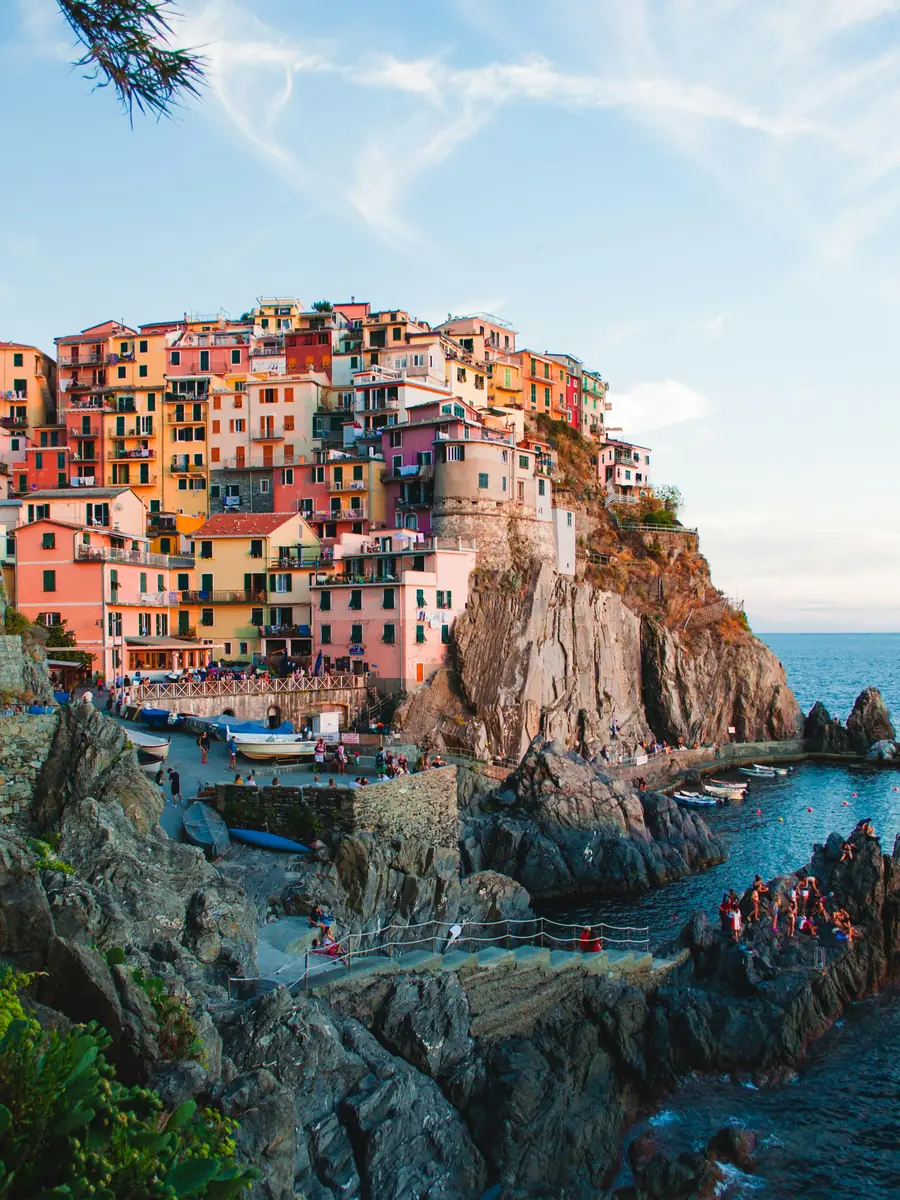 Manarola con le case colorate sulla scogliera