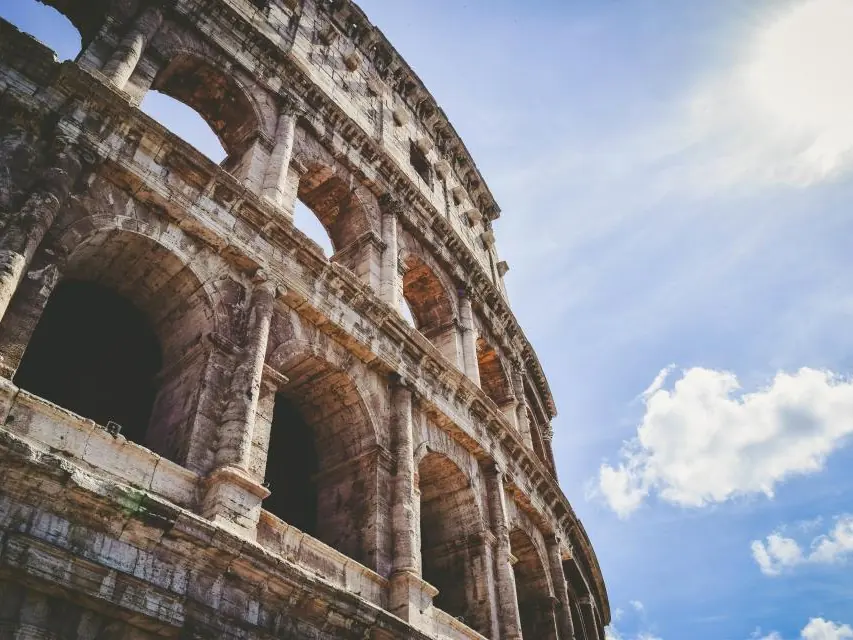 Archi del Colosseo sotto il cielo azzurro