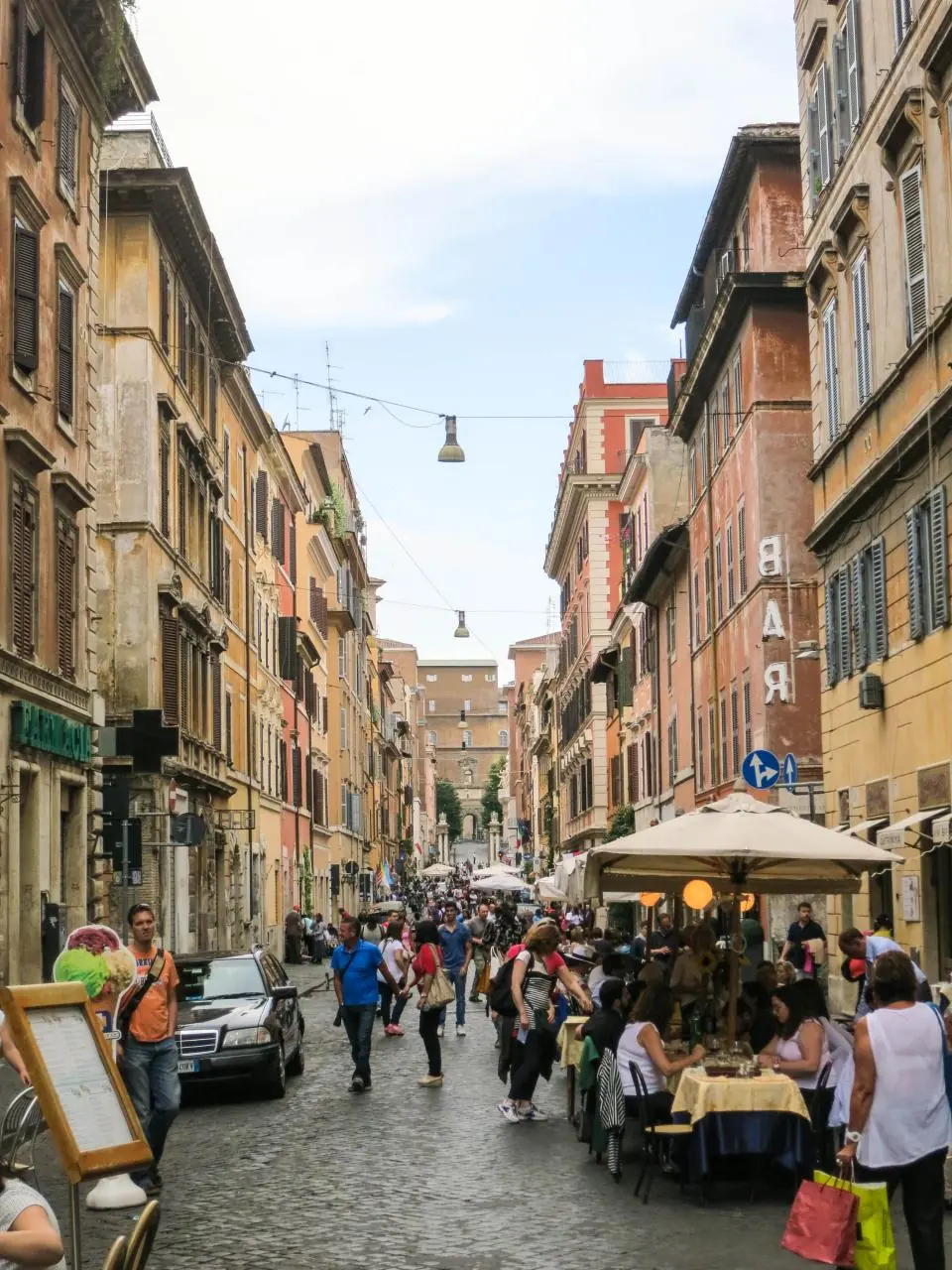 Via di Trastevere con i tavolini delle trattorie