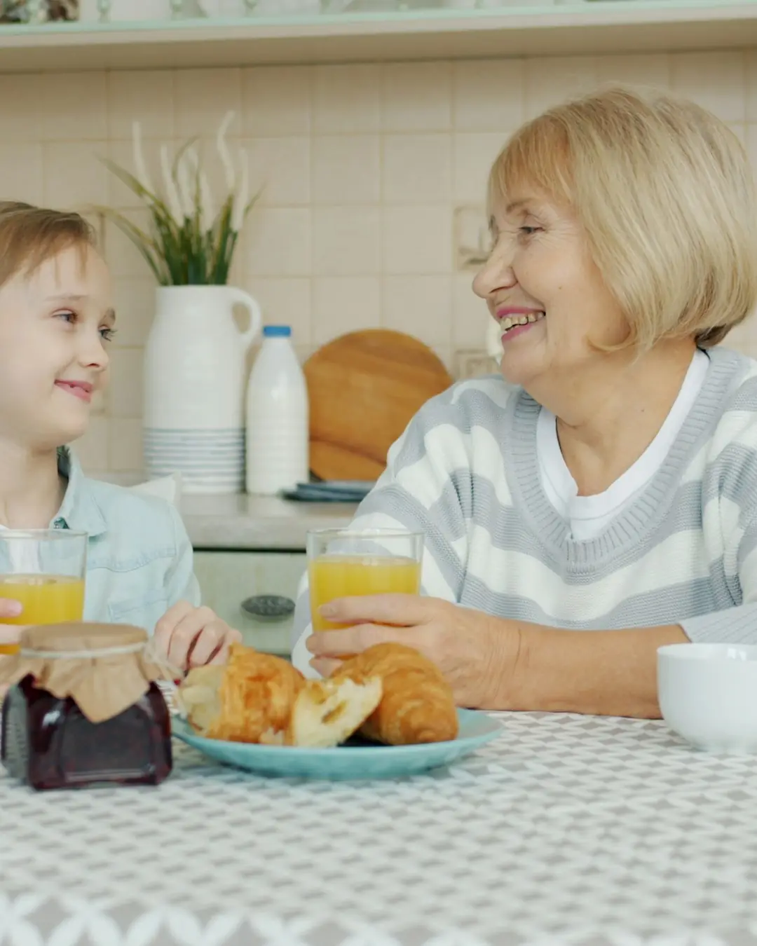 Nonna e nipote fanno colazione insieme