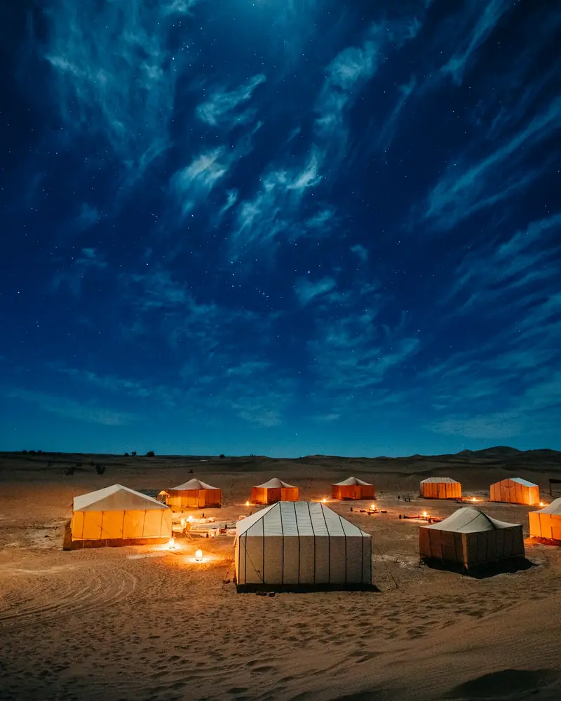 Tende illuminate nel deserto di notte